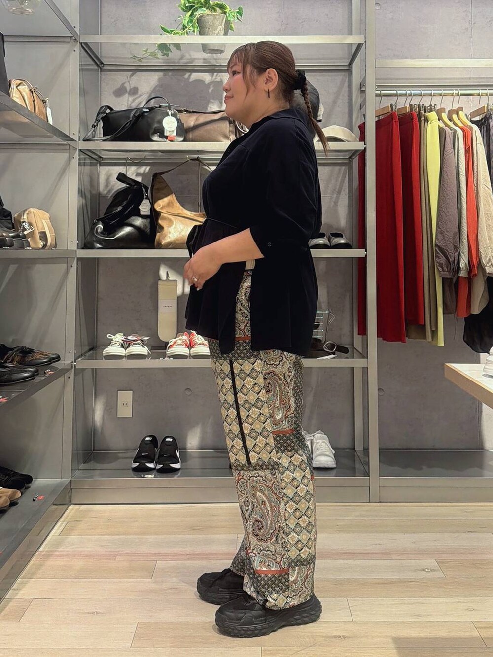 ブルー系のシャツ/ブラウス、ホワイト系のタンクトップ、レッド系のその他パンツを着用したレディースの春コーディネートの2枚目の写真
