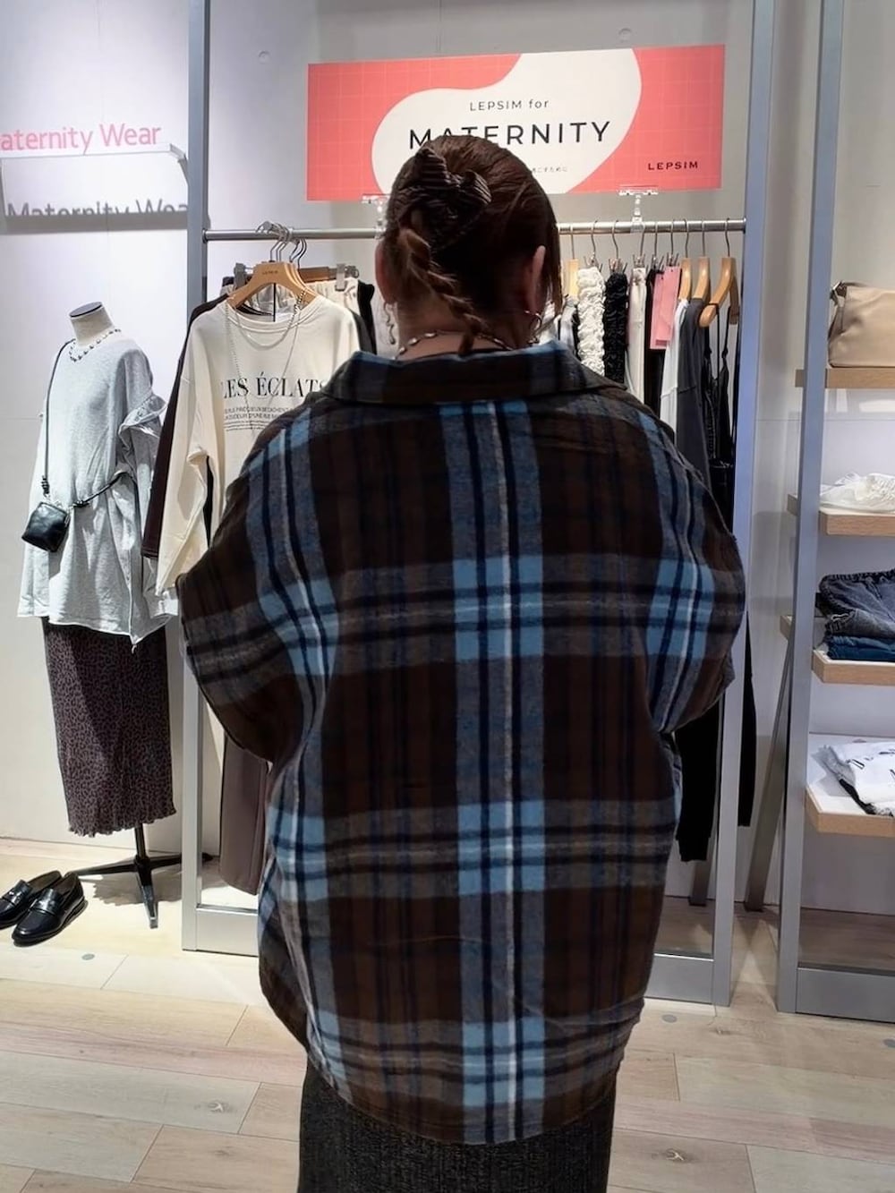 ブラック系のTシャツ/カットソー、ブラウン系のシャツ/ブラウス、その他のスカートを着用したレディースの秋コーディネートの3枚目の写真