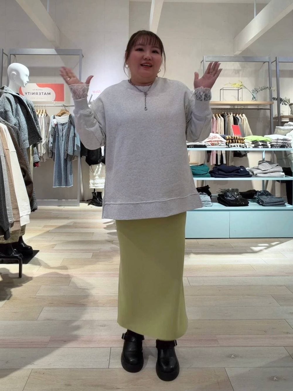 グリーン系のスカート、ブラック系のサンダル、ホワイト系のシャツ/ブラウスを着用したレディースの冬コーディネートの4枚目の写真