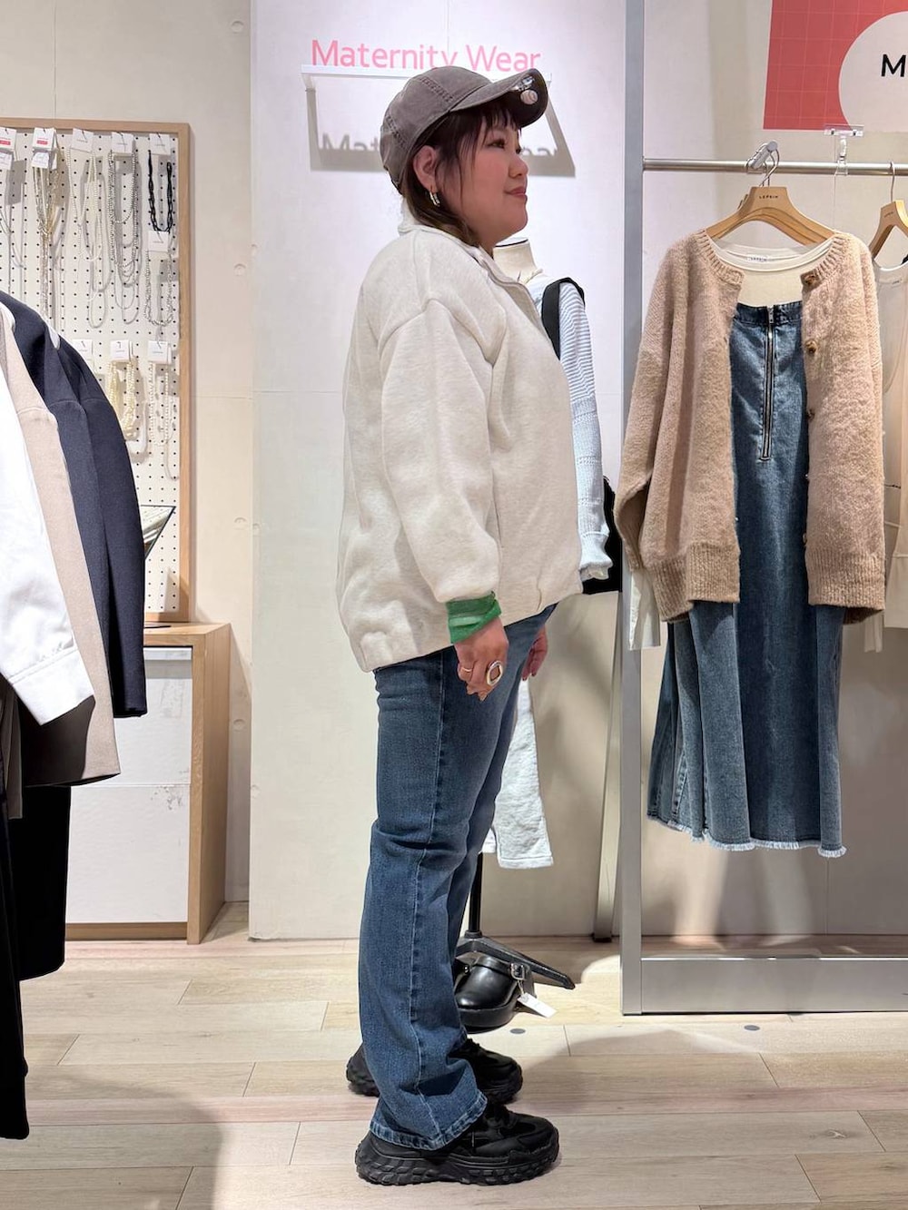 ブラック系のTシャツ/カットソー、ブルー系のデニムパンツ、ホワイト系のカーディガン/ボレロを着用したレディースの冬コーディネートの2枚目の写真