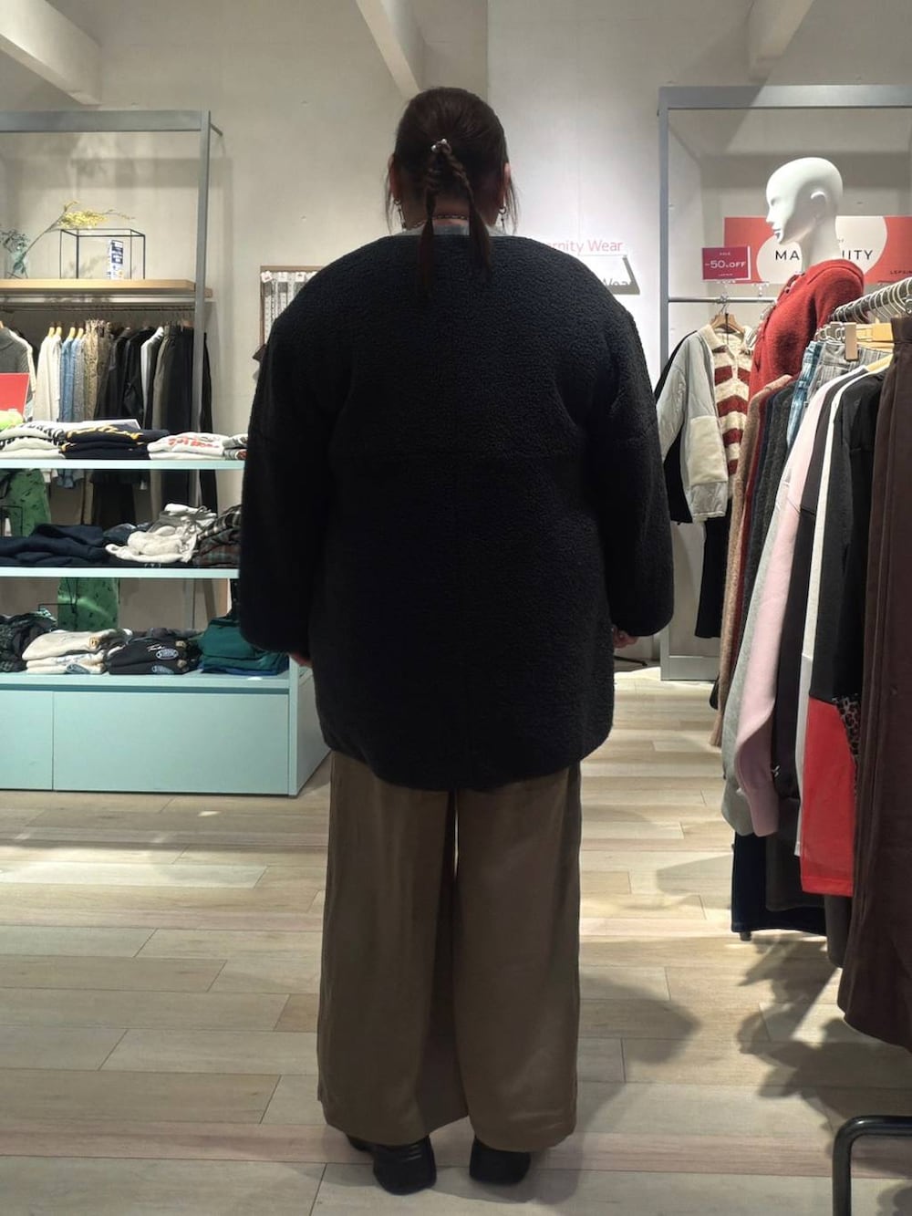 グレー系のその他アウター、ブラウン系のその他パンツ、グレー系のニット/セーターを着用したレディースの冬コーディネートの3枚目の写真