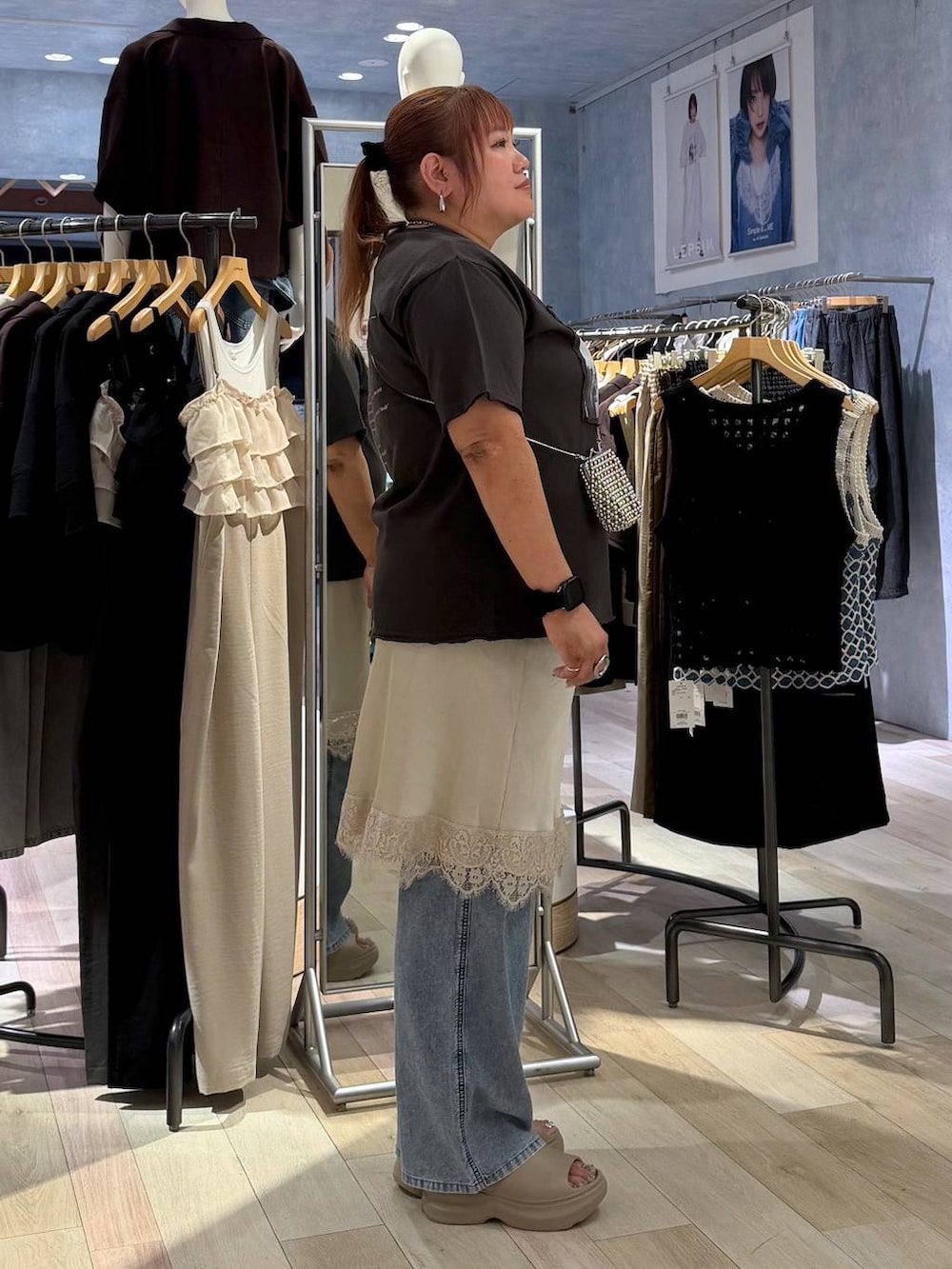 ブルー系のデニムパンツ、グレー系のTシャツ/カットソー、ベージュ系のサンダルを着用したレディースの夏コーディネートの3枚目の写真