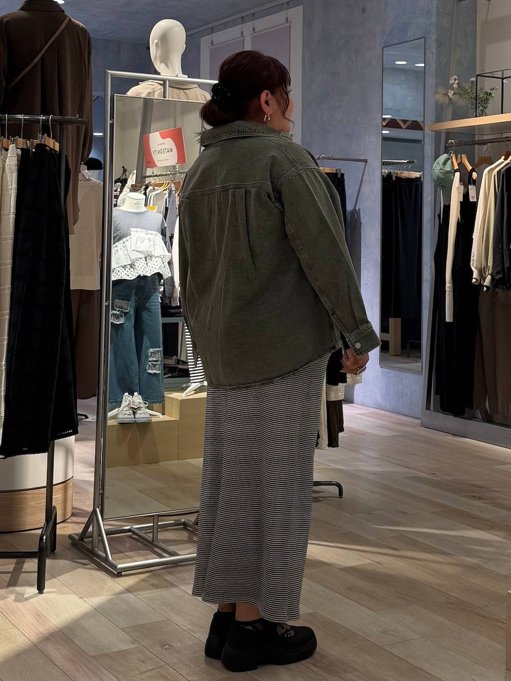 ブラック系のその他シューズ、ホワイト系のスカート、グリーン系のシャツ/ブラウスを着用したレディースの春コーディネートの4枚目の写真