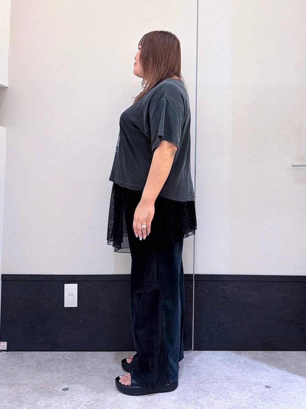 ブルー系のデニムパンツを着用したレディースの夏コーディネートの2枚目の写真