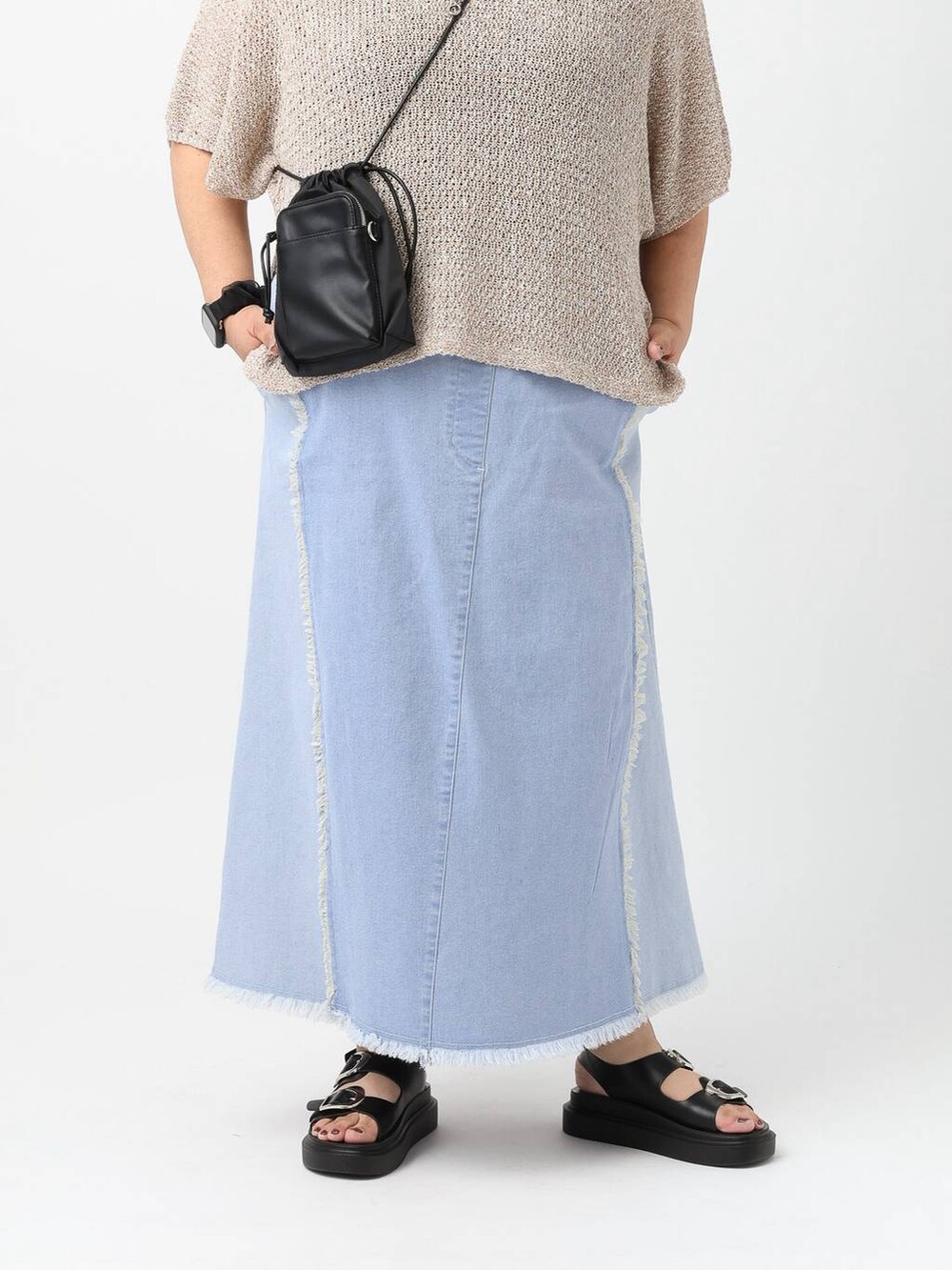 ブラック系のサンダル、ベージュ系のニット/セーターを着用したレディースの春コーディネートの6枚目の写真