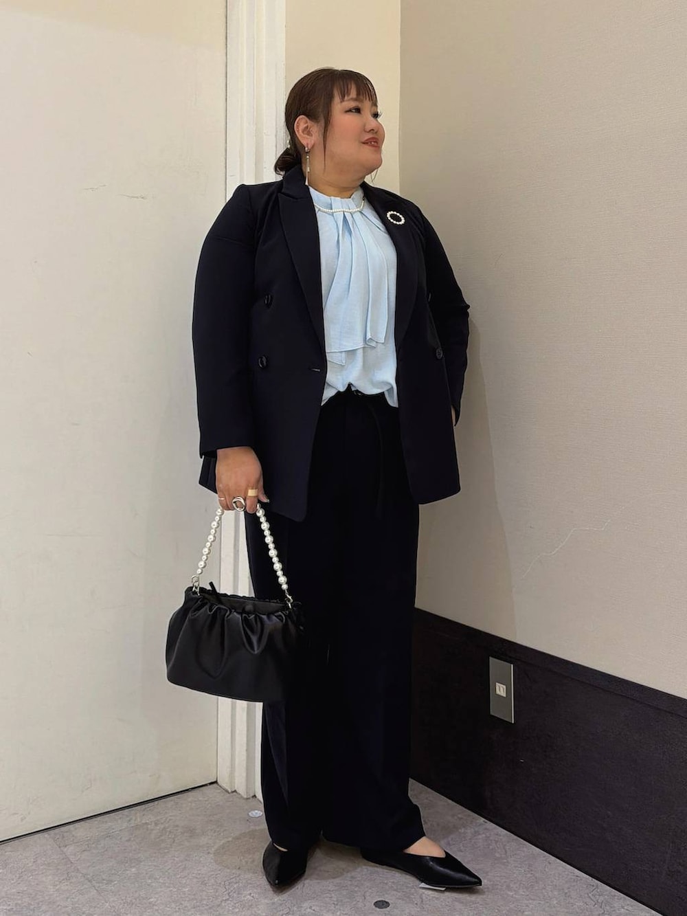ブルー系のその他パンツ、ブルー系のテーラードジャケット、ブルー系のシャツ/ブラウスを着用したレディースの冬コーディネートの5枚目の写真