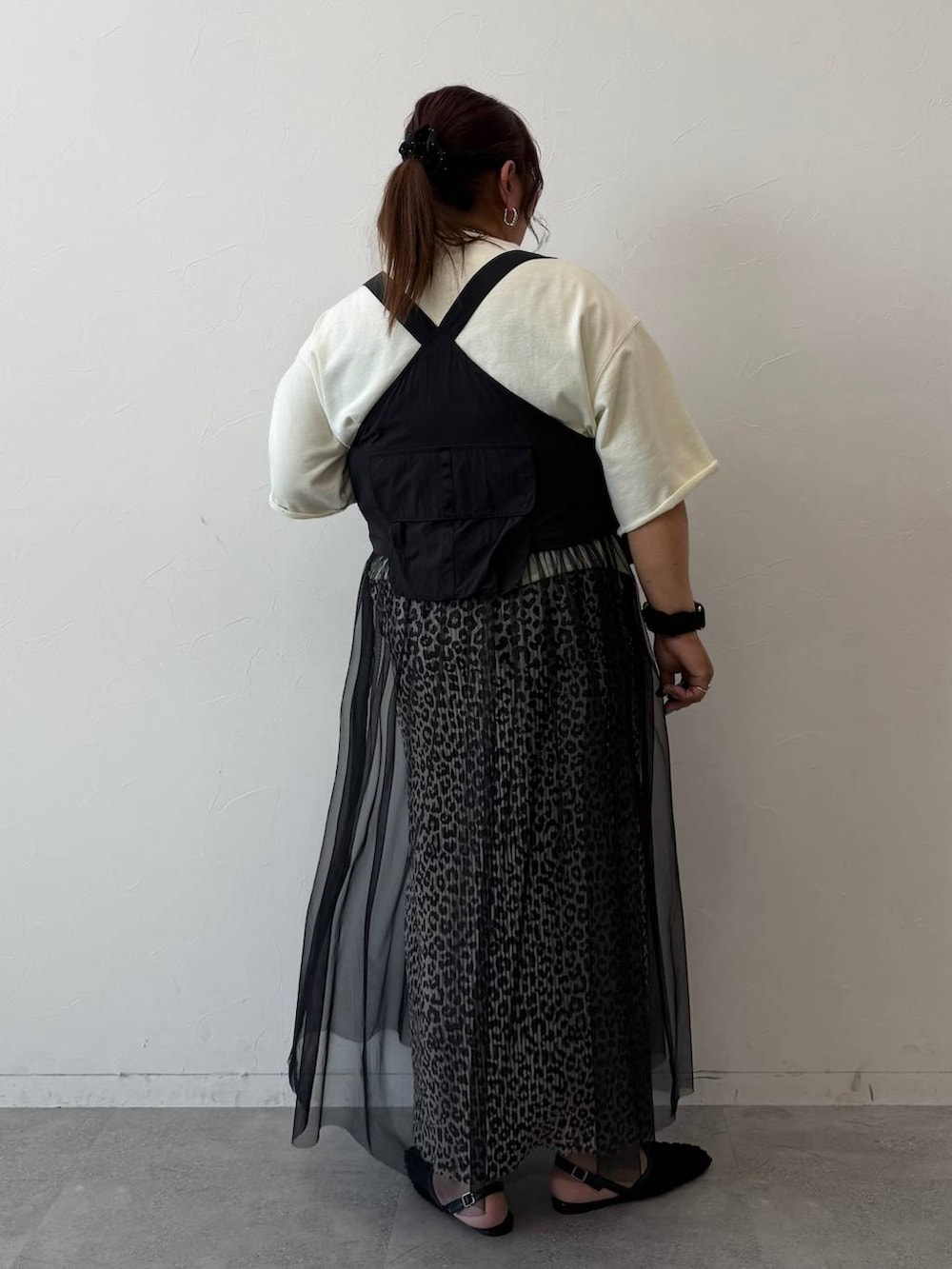その他のスカート、ブラック系のパンプス、ホワイト系のTシャツ/カットソーを着用したレディースの春コーディネートの4枚目の写真