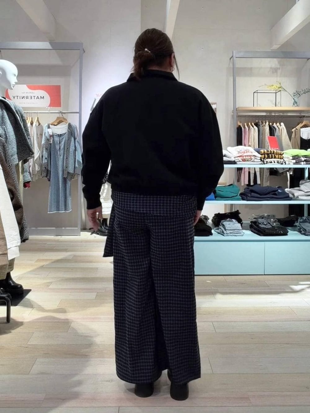 ブラック系のブーツ、ブラック系のTシャツ/カットソー、ブルー系のその他パンツを着用したレディースの冬コーディネートの3枚目の写真