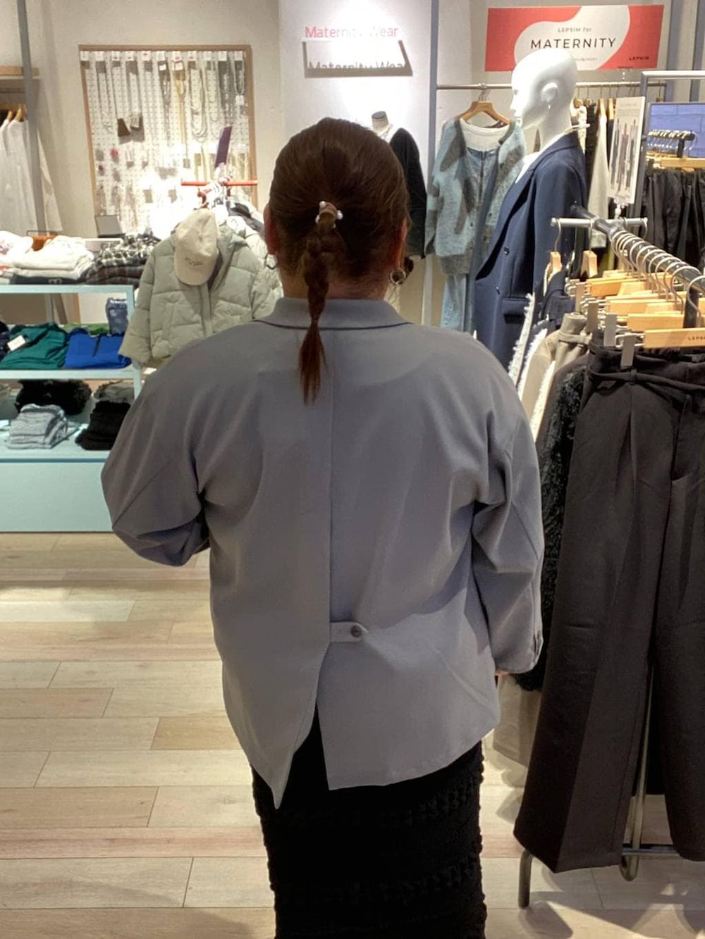 ホワイト系のTシャツ/カットソー、グレー系のテーラードジャケット、シルバー系のネックレスを着用したレディースの冬コーディネートの3枚目の写真