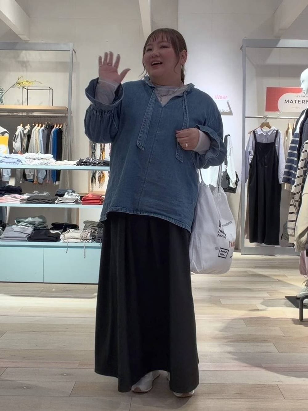 ホワイト系のTシャツ/カットソー、ブラック系のスカート、ホワイト系のスニーカーを着用したレディースの冬コーディネートの4枚目の写真