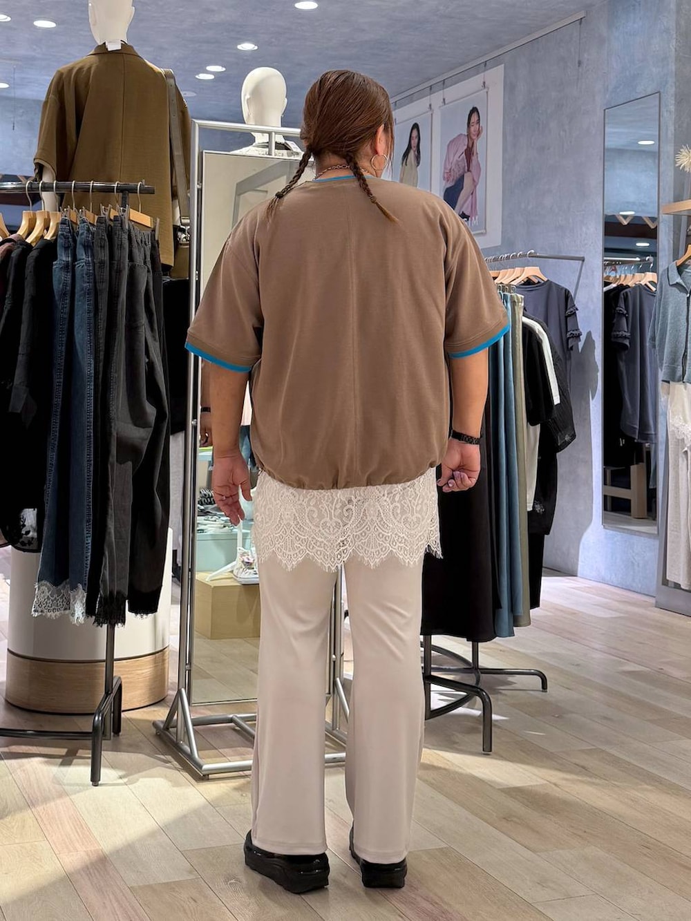 ホワイト系のキャミソール、ブラウン系のTシャツ/カットソー、ホワイト系のその他パンツを着用したレディースの春コーディネートの3枚目の写真