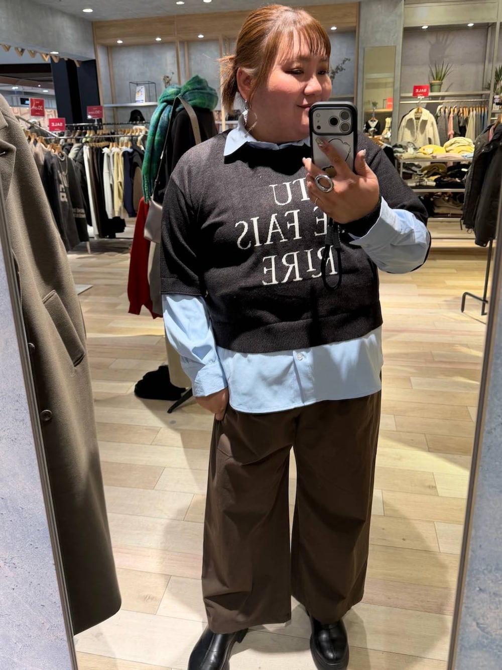 ブラック系のブーツ、ブラック系のニット/セーター、ブラウン系のその他パンツを着用したレディースの冬コーディネートの5枚目の写真