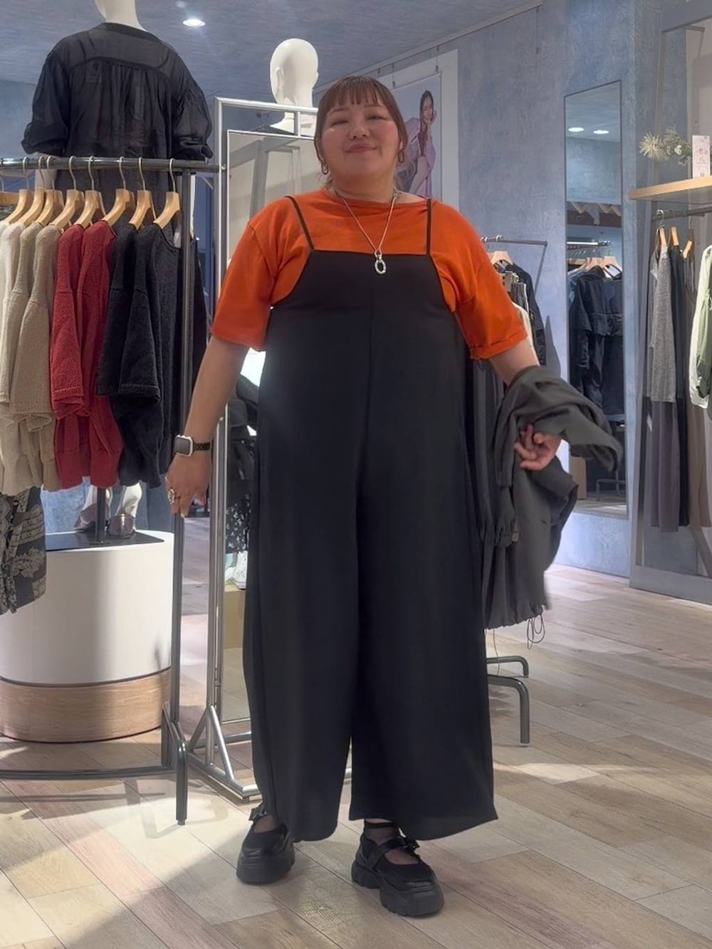 ブラック系のスニーカー、ブラック系のサロペット/オーバーオール、グレー系のテーラードジャケットを着用したレディースの春コーディネートの4枚目の写真