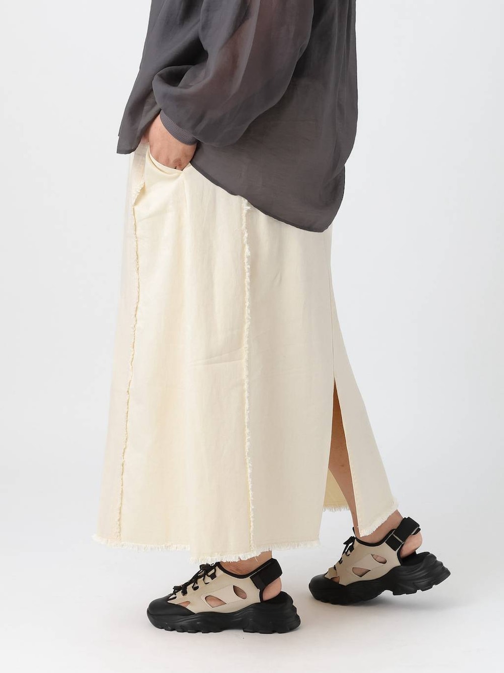 グレー系のシャツ/ブラウス、ブラック系のタンクトップを着用したレディースの春コーディネートの3枚目の写真