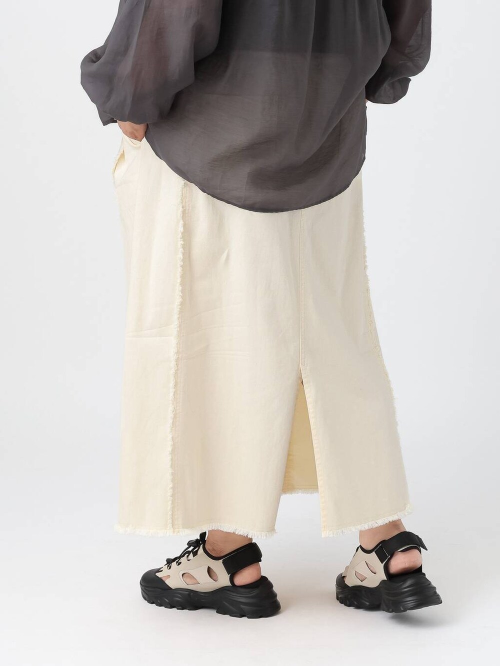 グレー系のシャツ/ブラウス、ブラック系のタンクトップを着用したレディースの春コーディネートの4枚目の写真