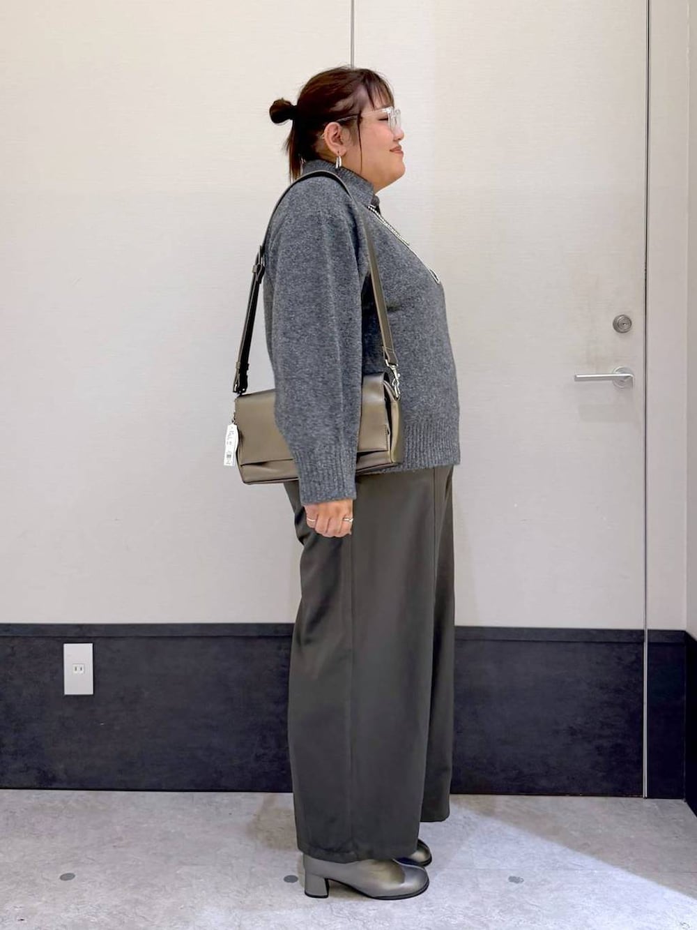 その他のショルダーバッグ、グレー系のニット/セーター、その他のブーツを着用したレディースの秋コーディネートの2枚目の写真