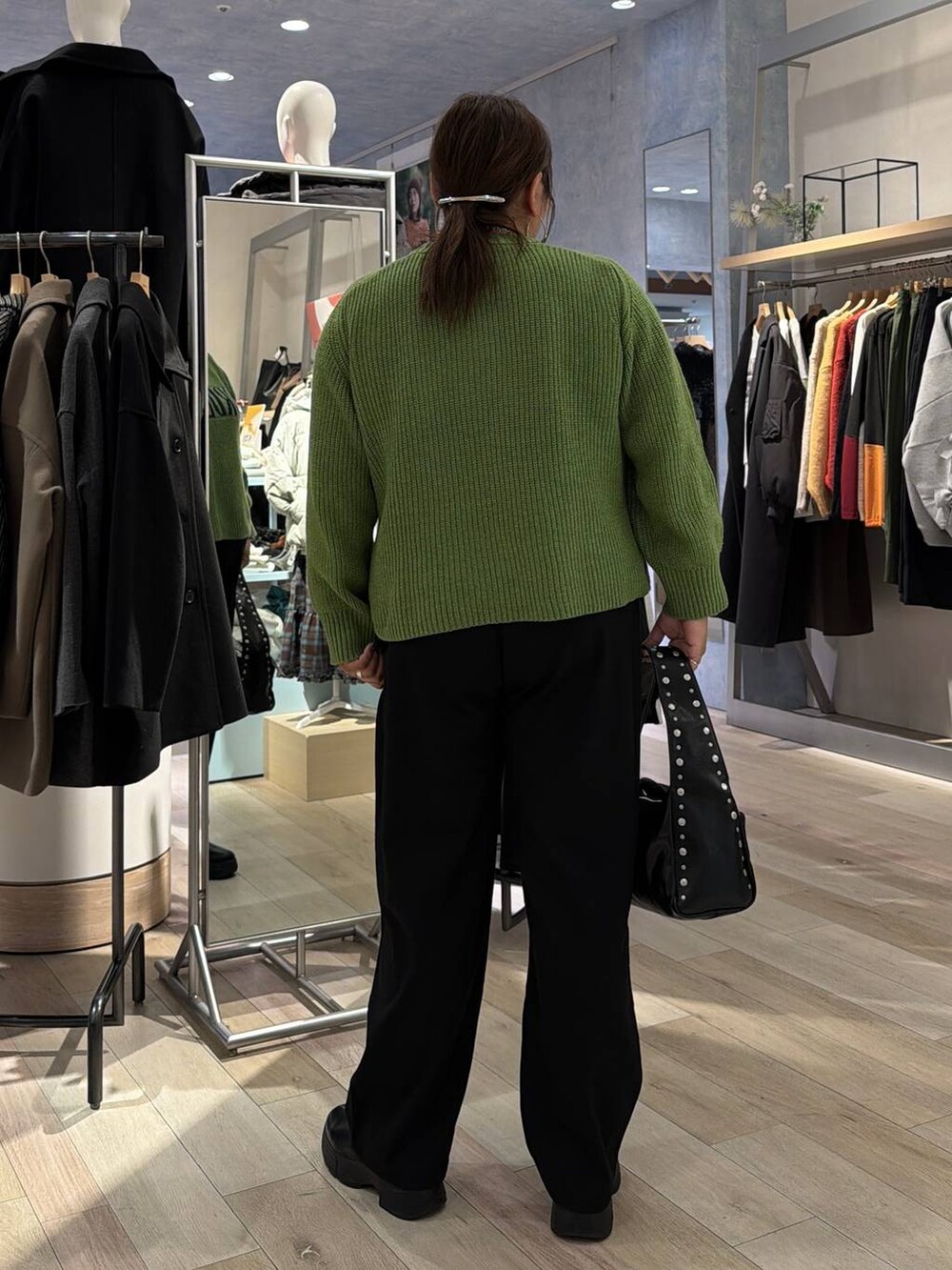 ブラック系のその他パンツ、ブラウン系のブルゾン、ブラック系のブーツを着用したレディースの冬コーディネートの6枚目の写真