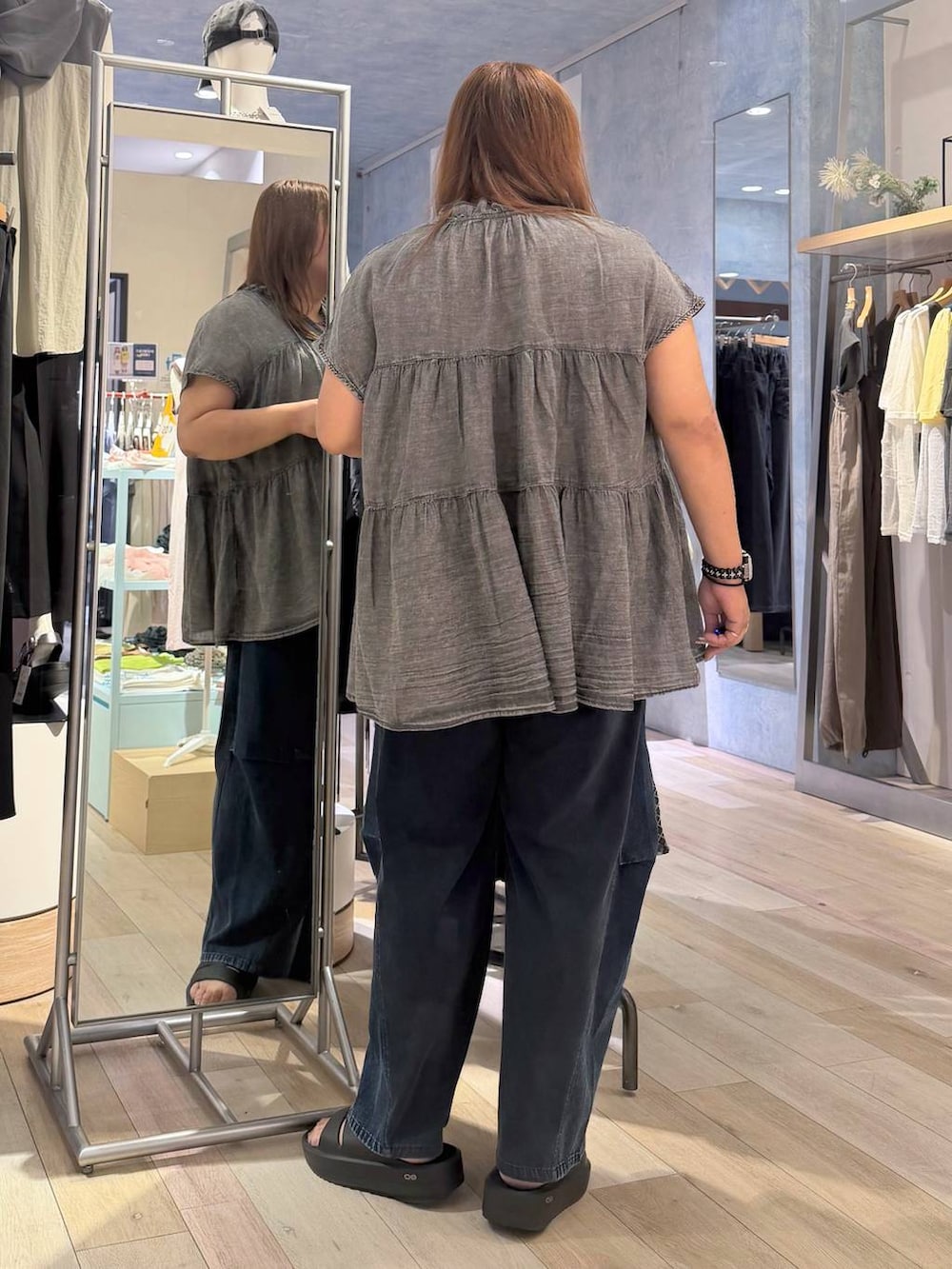 ブルー系のデニムパンツ、グレー系のマタニティウェア/グッズを着用したレディースの夏コーディネートの3枚目の写真