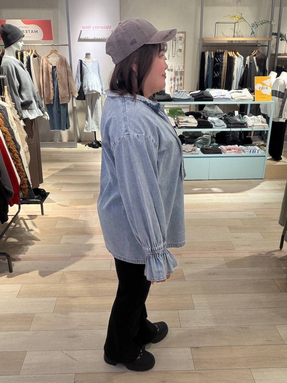 ブラック系のその他シューズ、ブラック系のその他パンツ、ブルー系のシャツ/ブラウスを着用したレディースの冬コーディネートの2枚目の写真