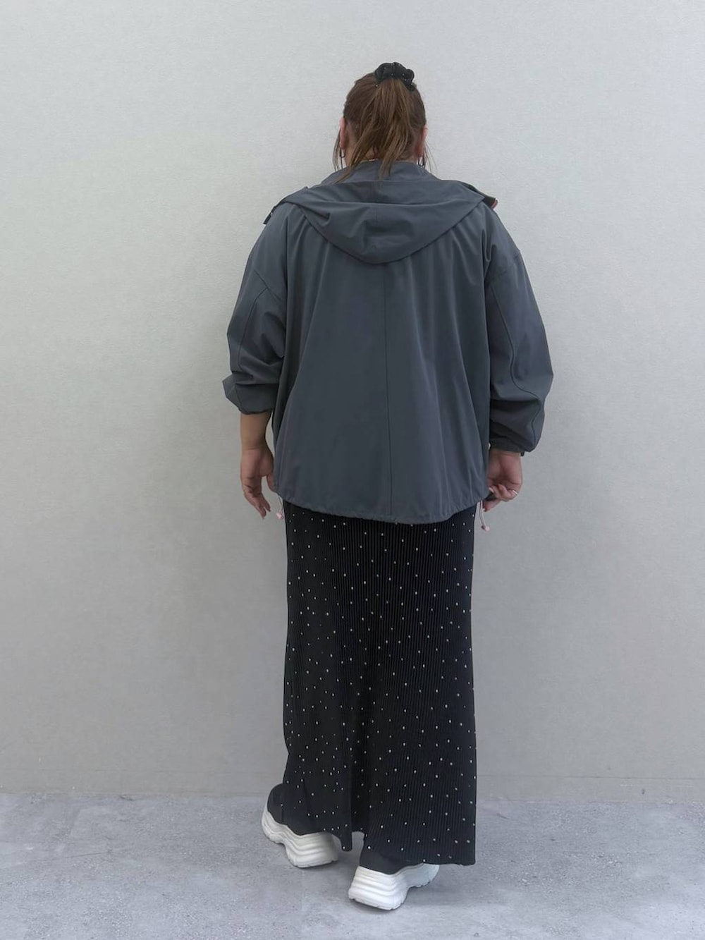 ホワイト系のTシャツ/カットソー、その他のスカートを着用したレディースの春コーディネートの3枚目の写真