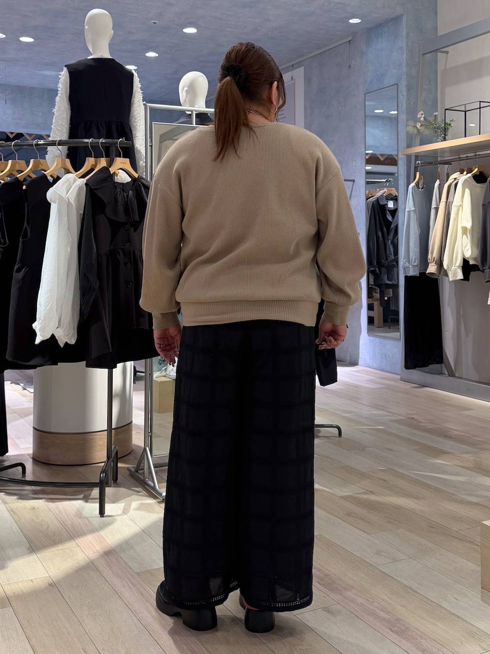 ブラック系のサンダル、ブラック系のその他パンツ、シルバー系のネックレスを着用したレディースの冬コーディネートの3枚目の写真