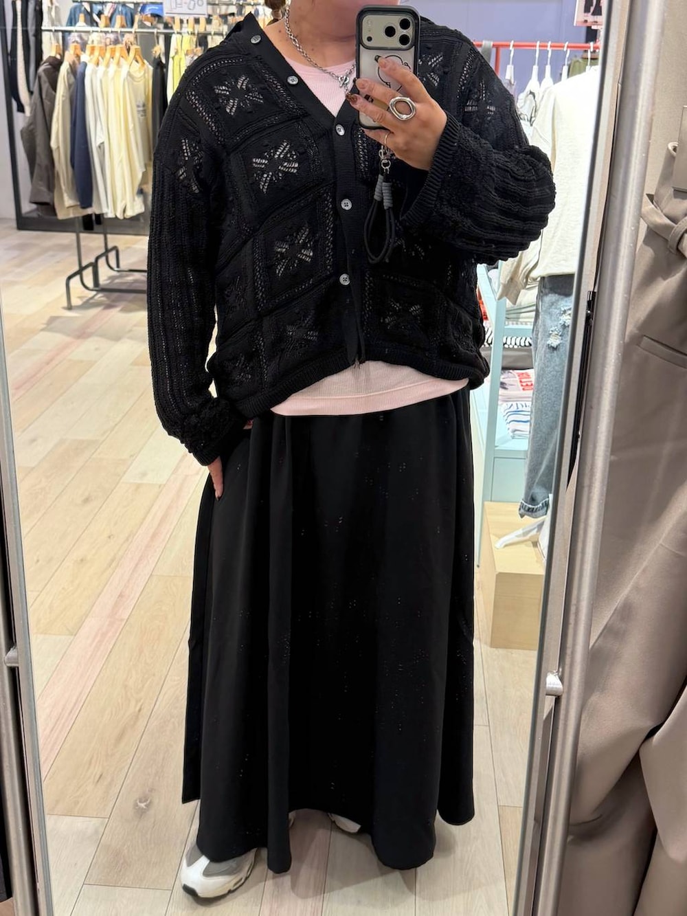 ピンク系のTシャツ/カットソー、ブラック系のスカート、ブラック系のカーディガン/ボレロを着用したレディースの冬コーディネートの4枚目の写真