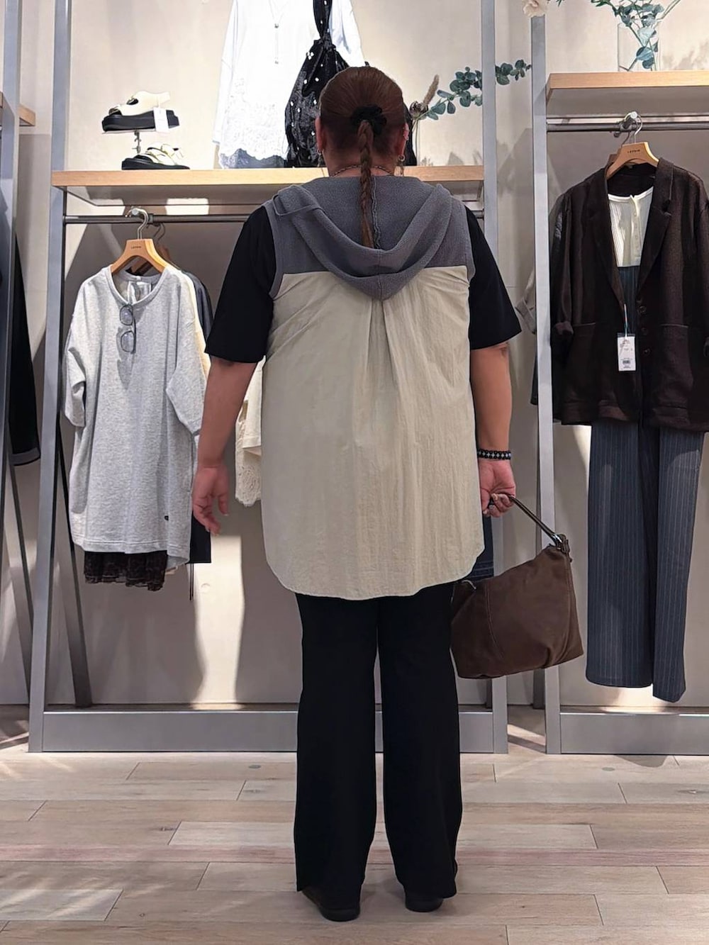 ブラック系のパンプス、ブラウン系のショルダーバッグ、グレー系のその他トップスを着用したレディースの夏コーディネートの3枚目の写真