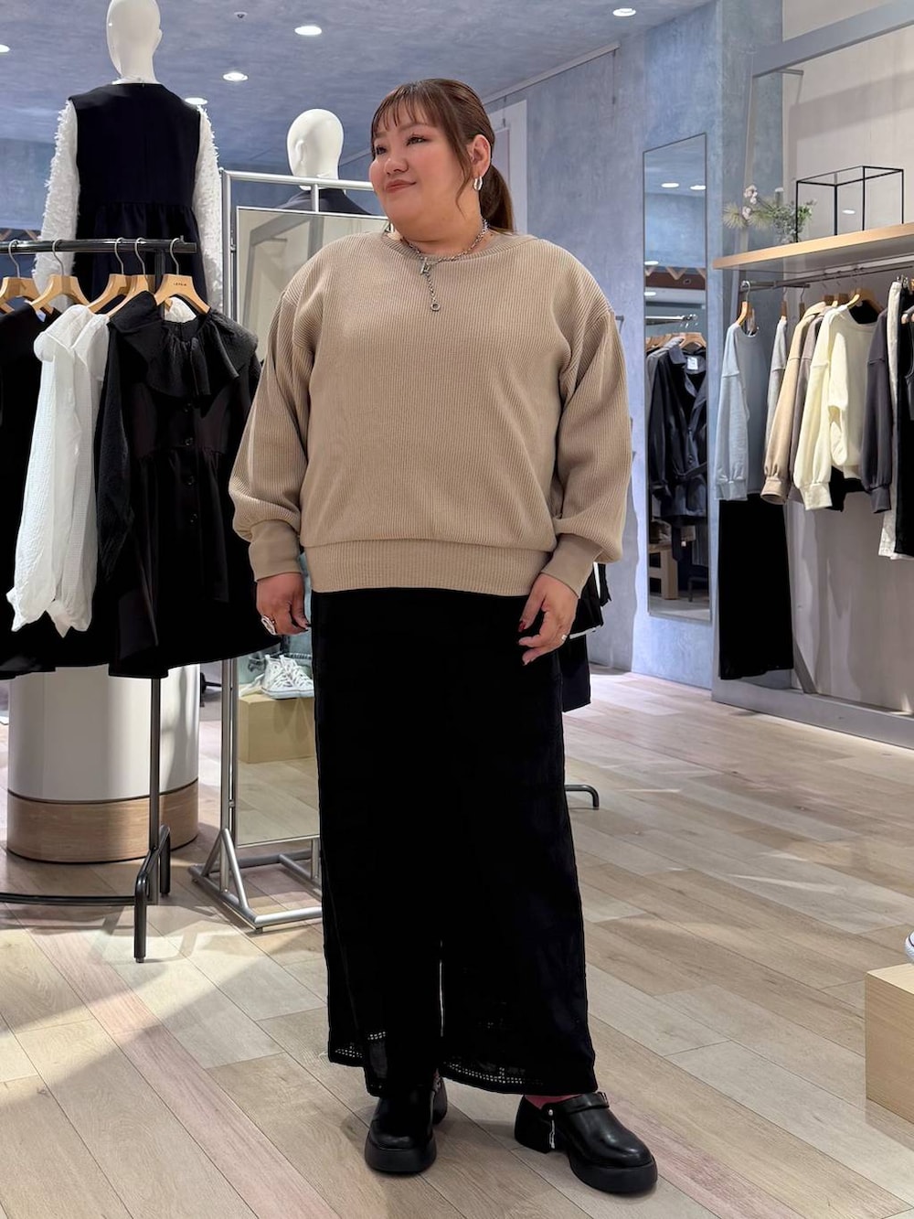 ブラック系のサンダル、ブラック系のその他パンツ、シルバー系のネックレスを着用したレディースの冬コーディネートの4枚目の写真