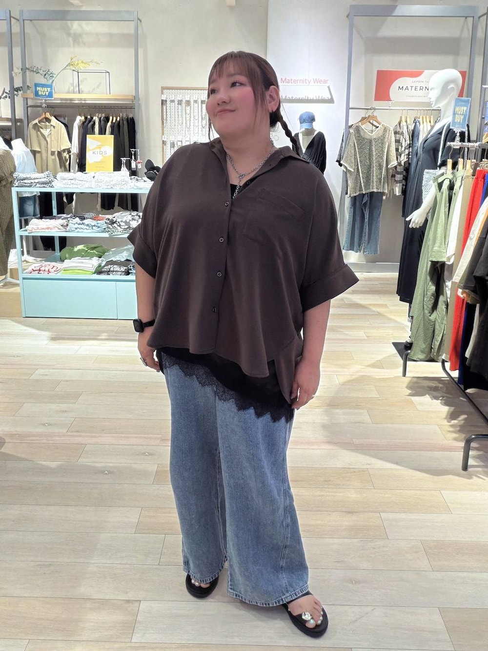 ブルー系のデニムパンツ、ブラック系のサンダル、ブラック系のキャミソールを着用したレディースの春コーディネートの4枚目の写真