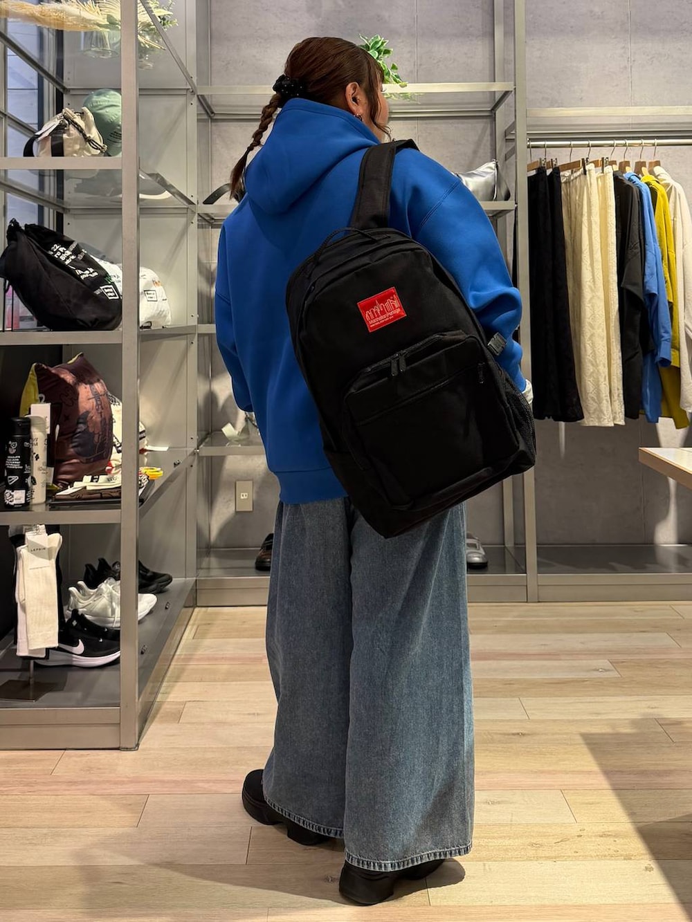 ホワイト系のTシャツ/カットソー、ブルー系のパーカー、ブラック系のその他シューズを着用したレディースの春コーディネートの3枚目の写真