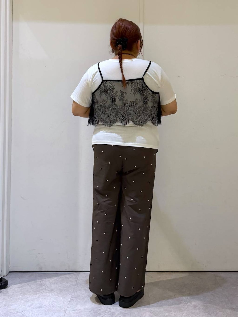 ブラック系のサンダル、ブラウン系のその他パンツ、ホワイト系のTシャツ/カットソーを着用したレディースの夏コーディネートの3枚目の写真