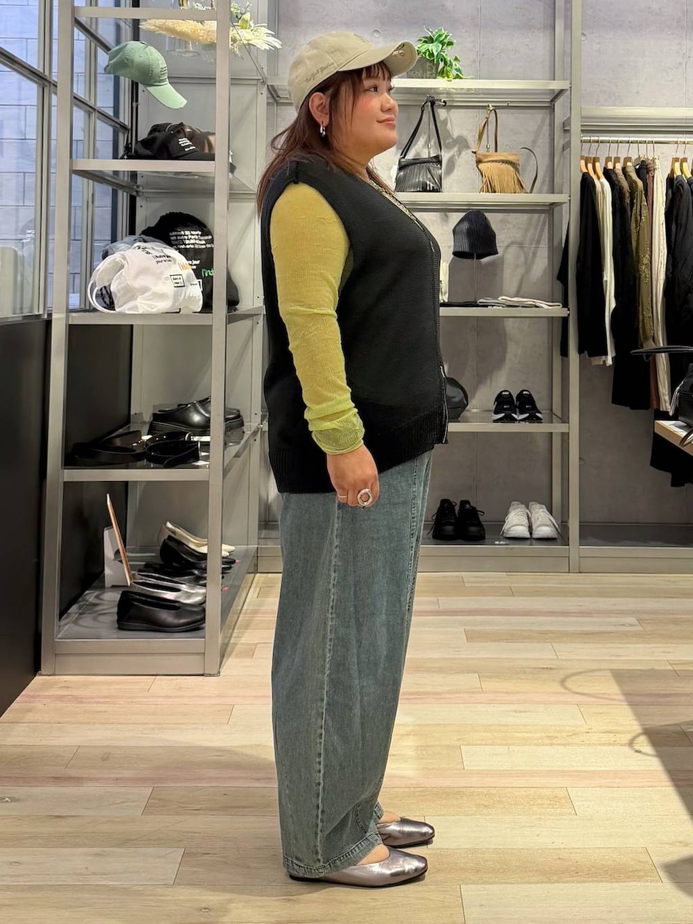 その他のパンプス、グリーン系のTシャツ/カットソー、ブルー系のデニムパンツを着用したレディースの春コーディネートの2枚目の写真