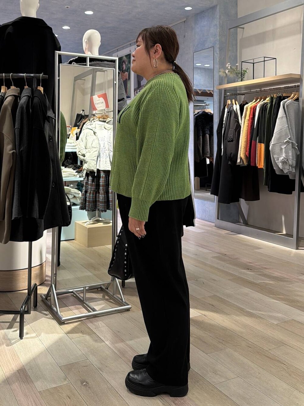 ブラック系のその他パンツ、ブラウン系のブルゾン、ブラック系のブーツを着用したレディースの冬コーディネートの5枚目の写真