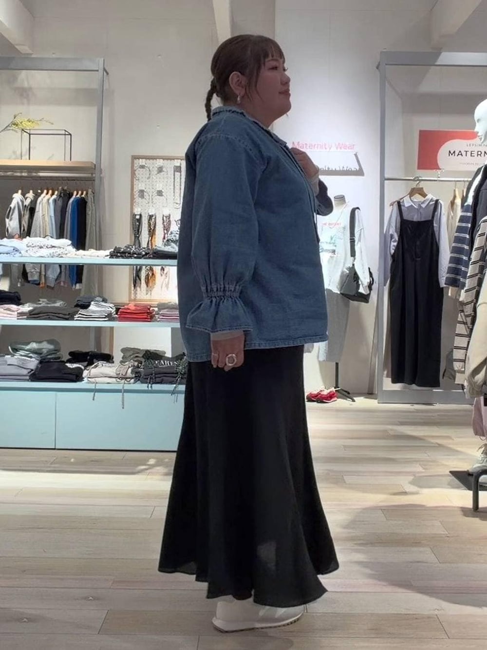 ホワイト系のTシャツ/カットソー、ホワイト系のスニーカー、ホワイト系のトートバッグを着用したレディースの冬コーディネートの2枚目の写真