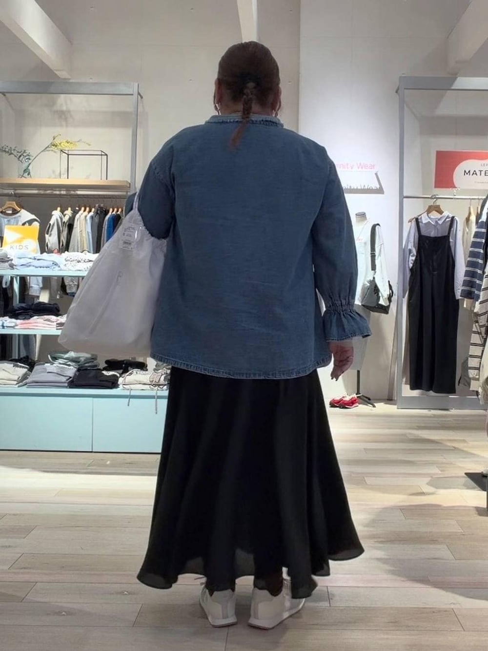 ホワイト系のTシャツ/カットソー、ホワイト系のスニーカー、ホワイト系のトートバッグを着用したレディースの冬コーディネートの3枚目の写真