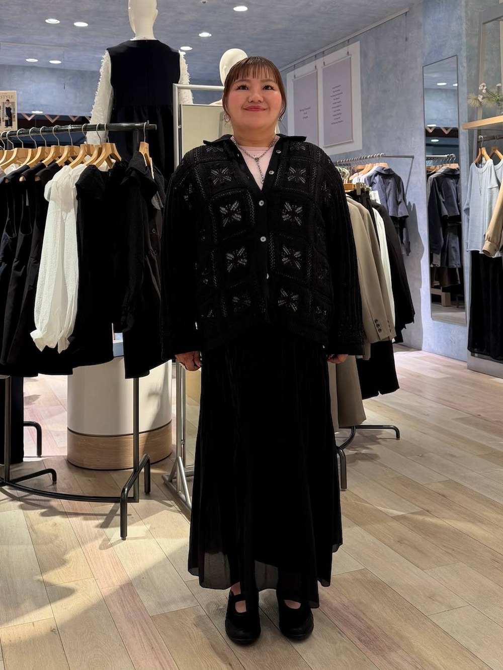 ブラック系のTシャツ/カットソー、ブラック系のパンプス、ブラック系のスカートを着用したレディースの春コーディネートの4枚目の写真