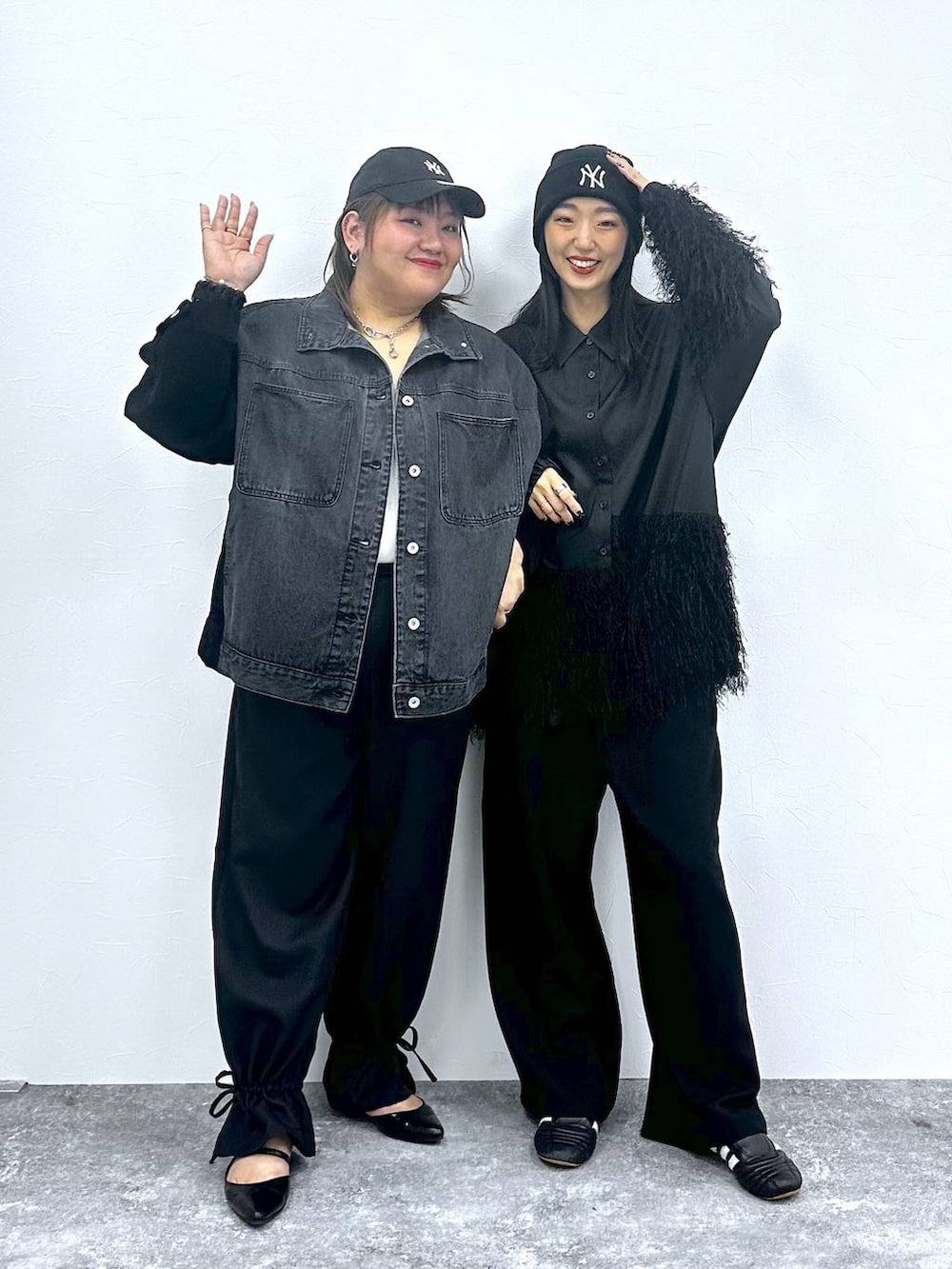 ブラック系のパンプス、ブラック系のカバーオール、ブラック系のシャツ/ブラウスを着用したレディースの秋コーディネートの3枚目の写真