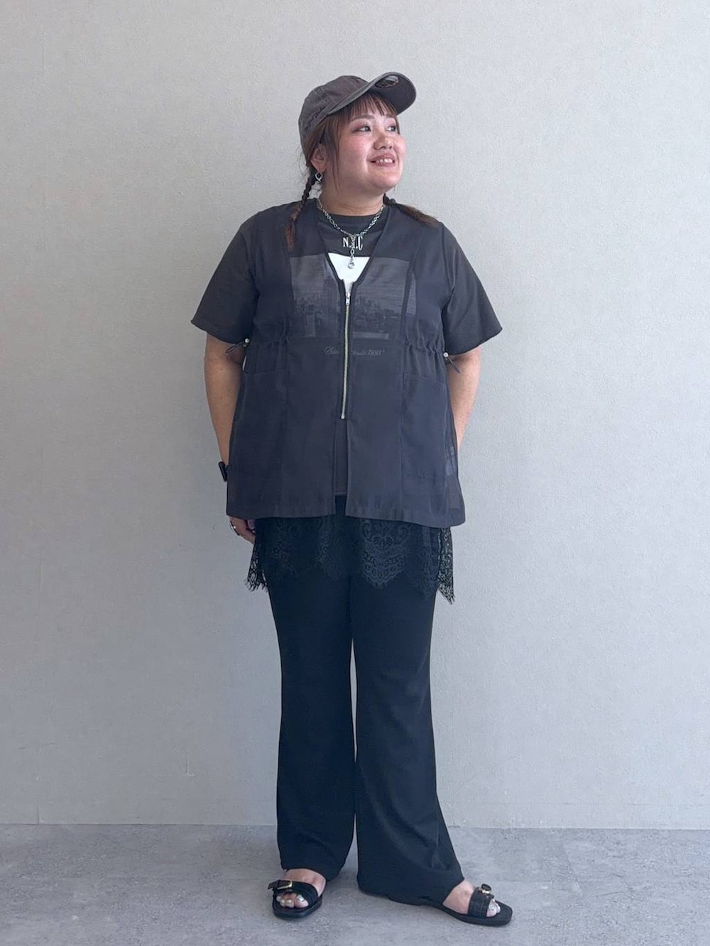 ブラック系のキャミソール、グレー系のTシャツ/カットソー、ブラック系のサンダルを着用したレディースの夏コーディネートの4枚目の写真