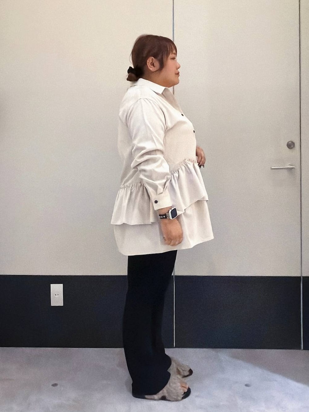 ブラウン系のサンダル、ベージュ系のシャツ/ブラウス、ブラック系のその他パンツを着用したレディースの秋コーディネートの2枚目の写真