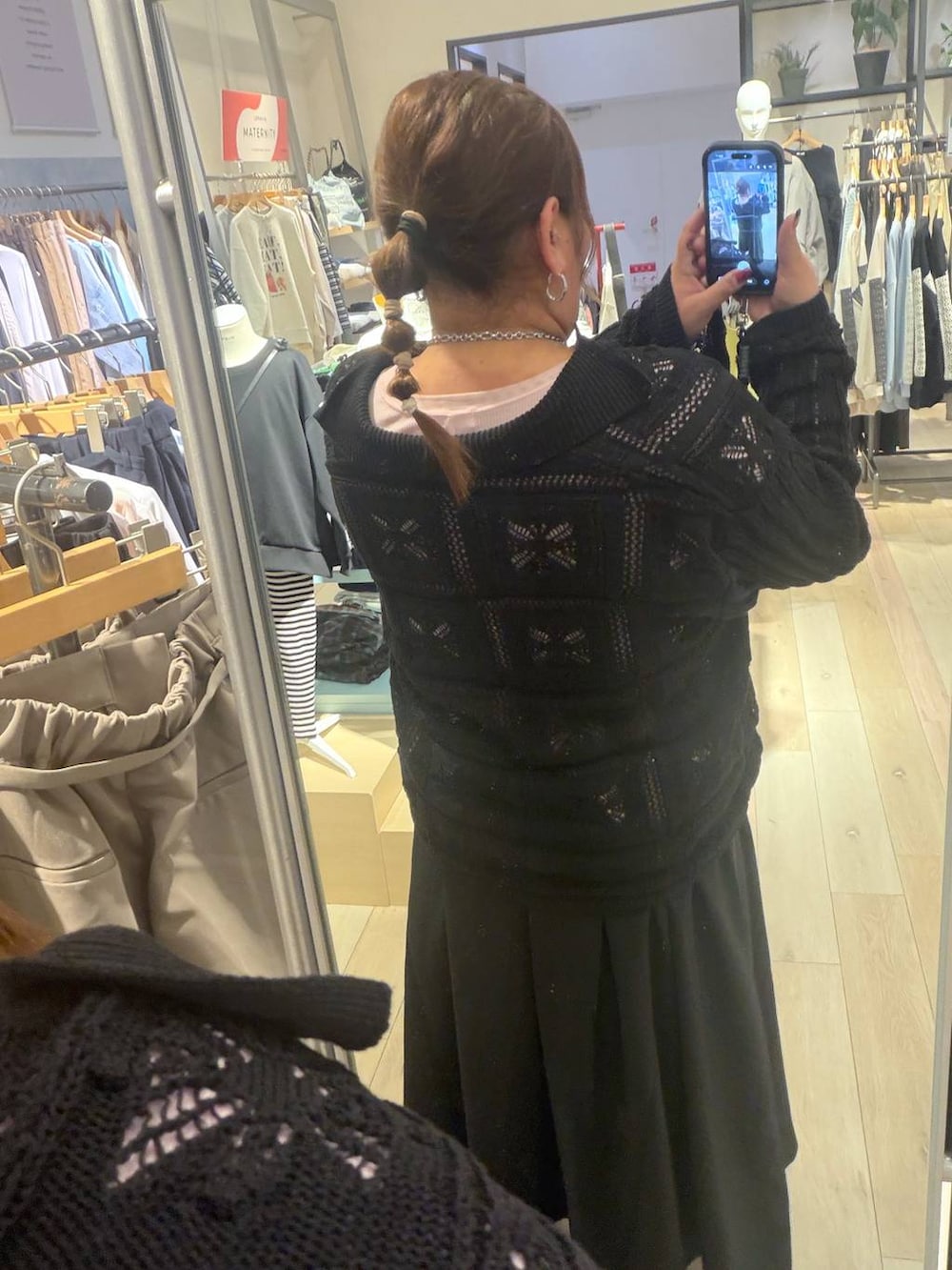 ピンク系のTシャツ/カットソー、ブラック系のスカート、ブラック系のカーディガン/ボレロを着用したレディースの冬コーディネートの3枚目の写真