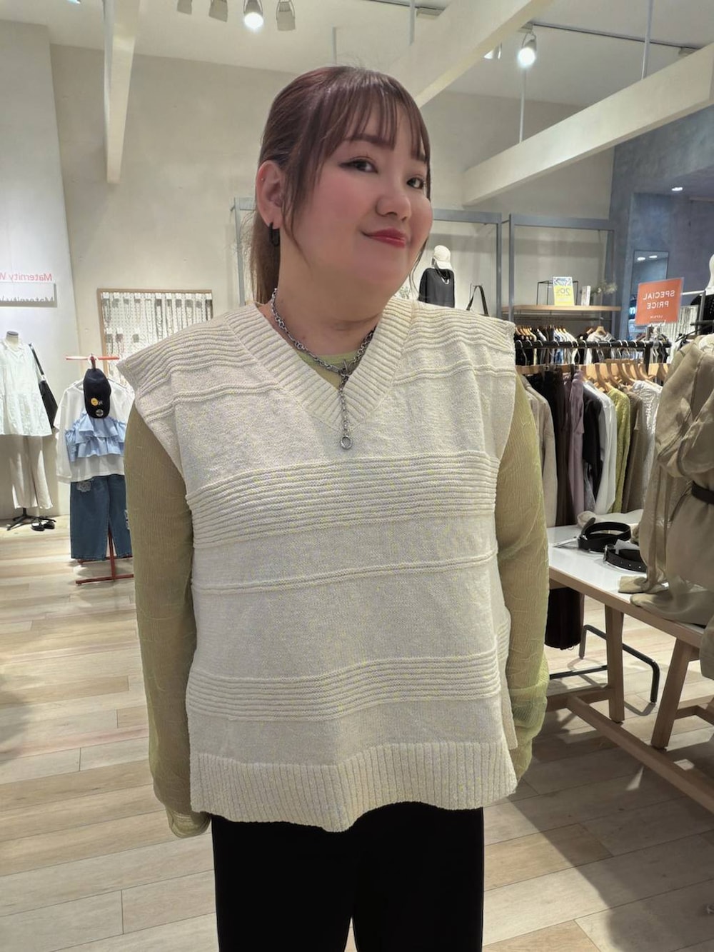 ブラック系のその他パンツ、グリーン系のTシャツ/カットソー、シルバー系のネックレスを着用したレディースの春コーディネートの4枚目の写真