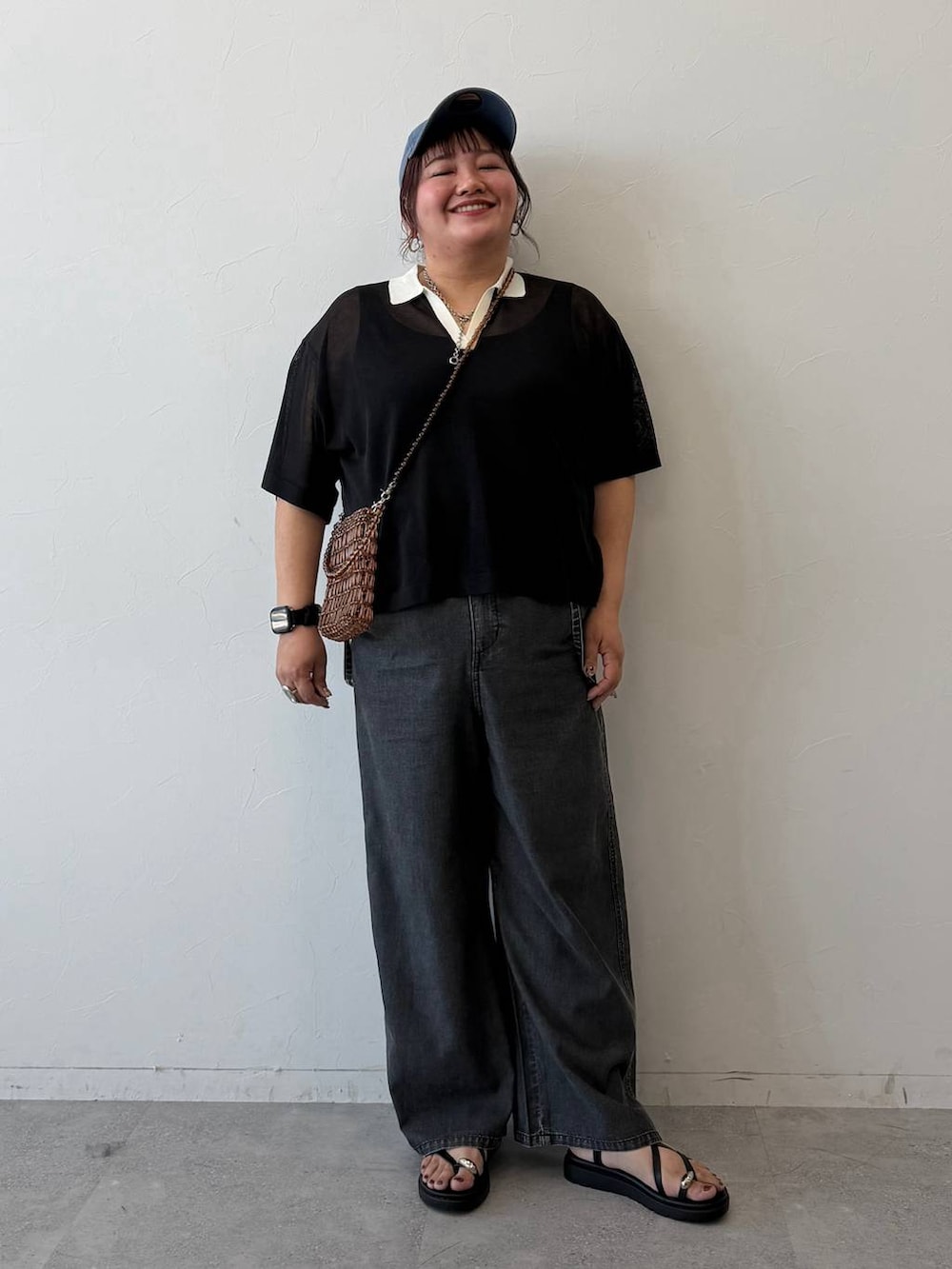 グレー系のサロペット/オーバーオール、ブラック系のサンダル、ブラック系のニット/セーターを着用したレディースの春コーディネートの4枚目の写真