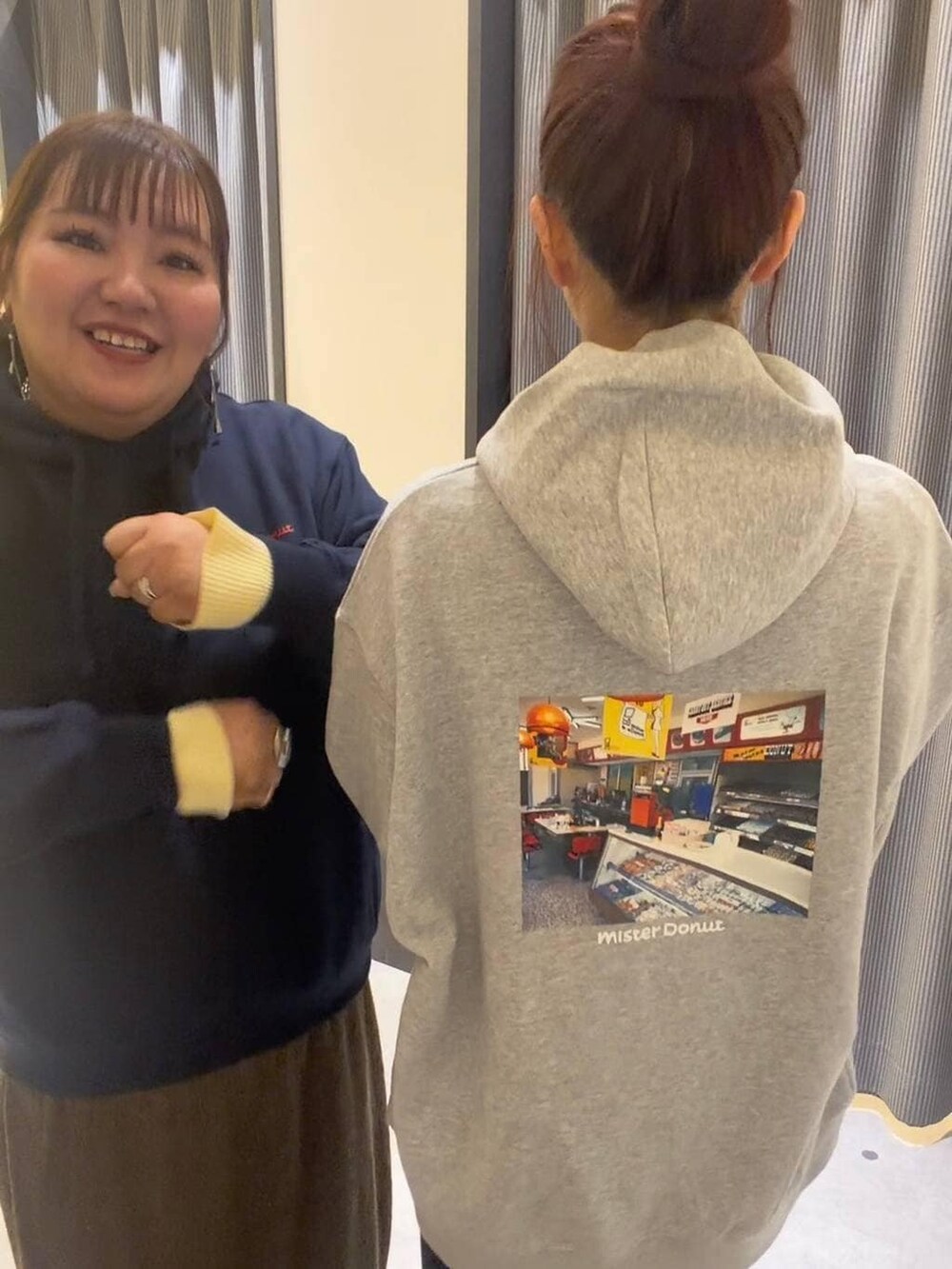 グレー系のパーカー、ブルー系のパーカーを着用したレディースの冬コーディネートの2枚目の写真