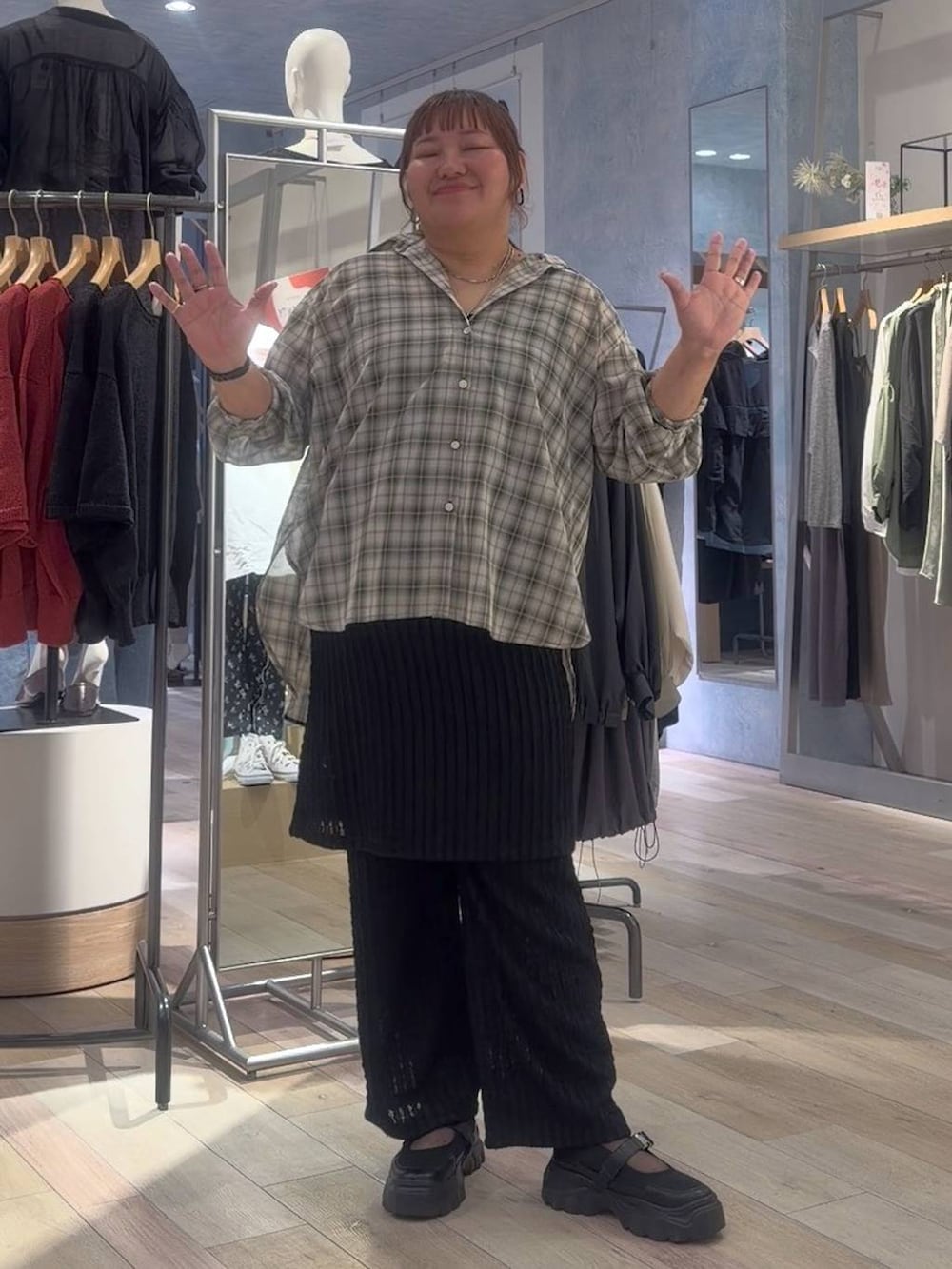 ブラック系のスニーカー、ブラック系のその他パンツ、ブラウン系のシャツ/ブラウスを着用したレディースの春コーディネートの4枚目の写真