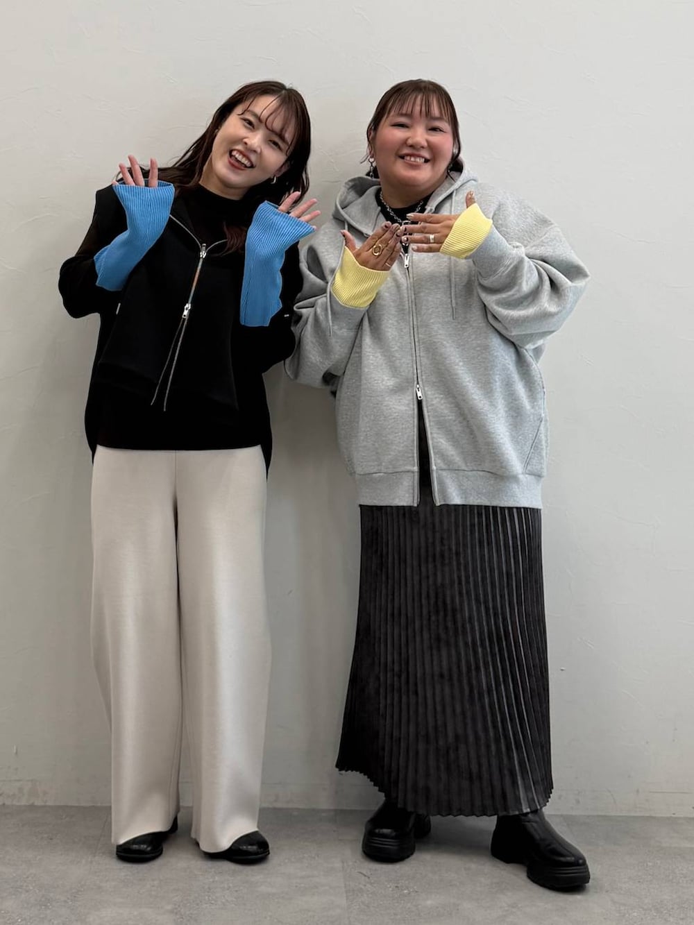 ブラック系のニット/セーター、ブラウン系のニット/セーター、ベージュ系のその他パンツを着用したレディースの秋コーディネートの5枚目の写真