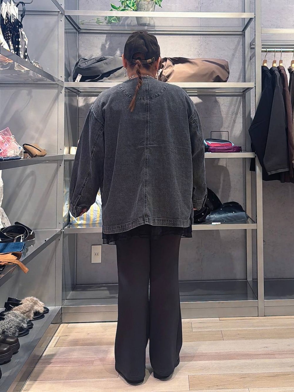 グレー系のその他パンツ、ブラック系のシャツ/ブラウス、ブラウン系のキャップを着用したレディースの秋コーディネートの3枚目の写真