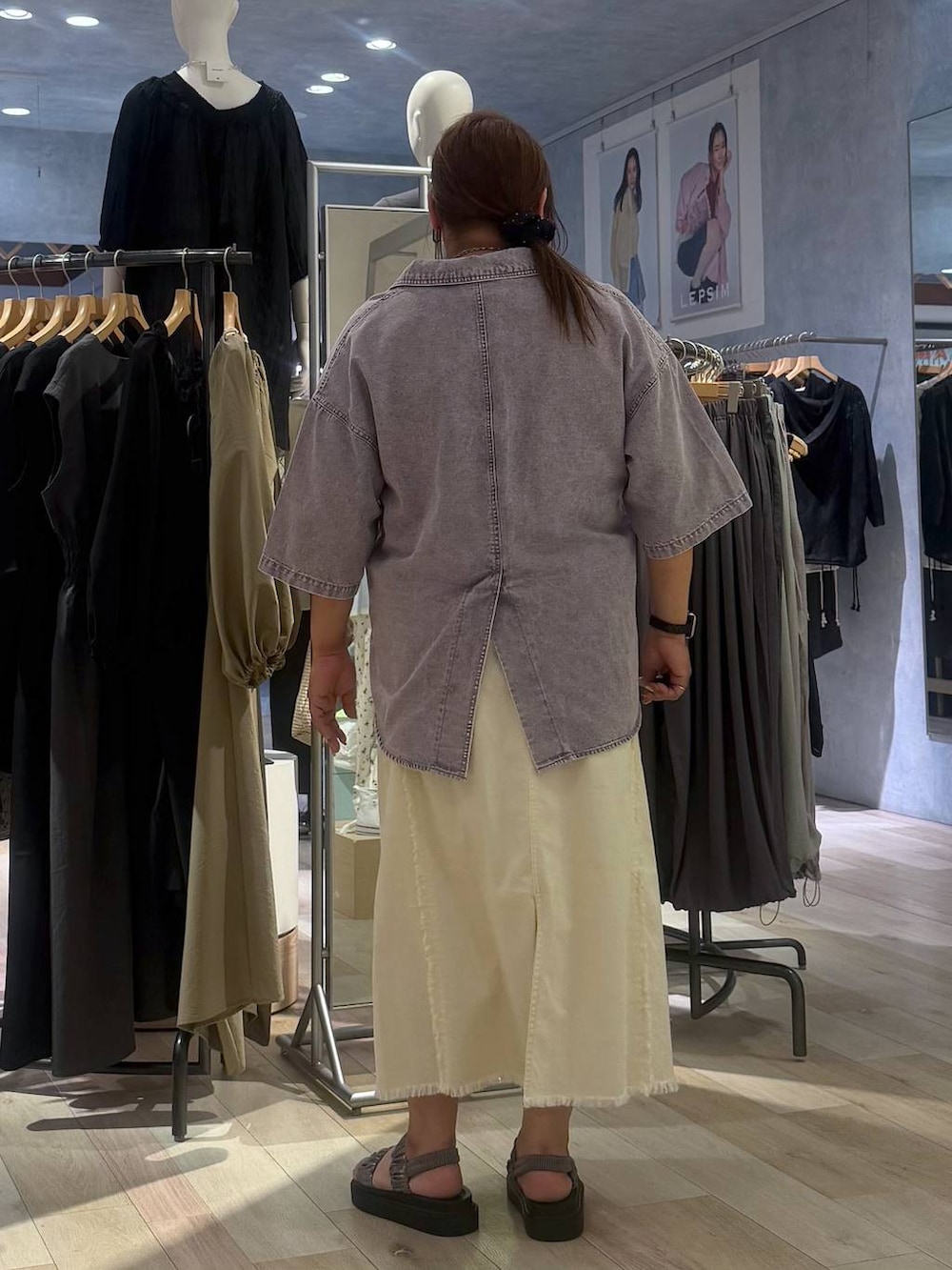 その他のサンダル、パープル系のシャツ/ブラウス、ブラック系のタンクトップを着用したレディースの春コーディネートの3枚目の写真