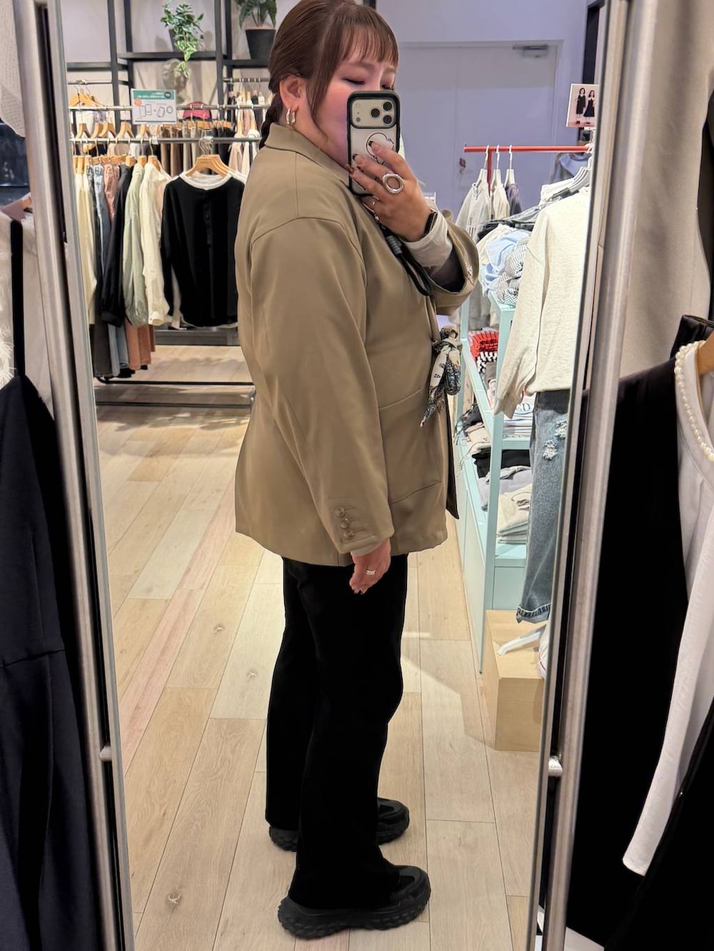 ホワイト系のTシャツ/カットソー、ベージュ系のテーラードジャケット、ブラック系のスウェットパンツを着用したレディースの冬コーディネートの2枚目の写真