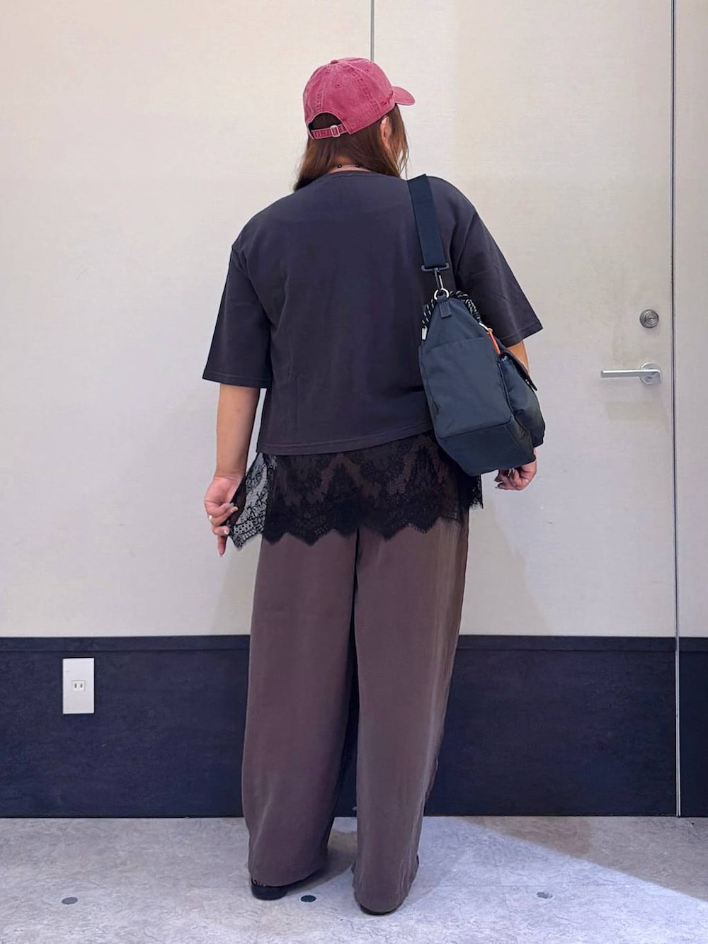 その他のパンプス、ブラウン系のその他パンツ、グレー系のトートバッグを着用したレディースの夏コーディネートの3枚目の写真