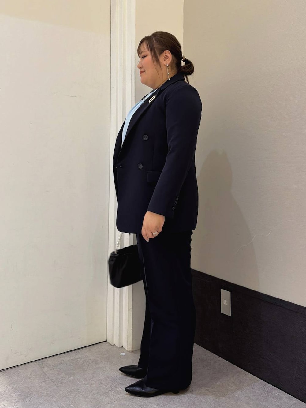 ブルー系のその他パンツ、ブルー系のテーラードジャケット、ブルー系のシャツ/ブラウスを着用したレディースの冬コーディネートの2枚目の写真